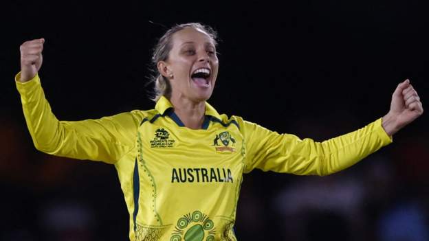 Australia begin World Cup defence by thrashing NZ