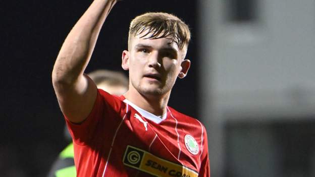 Title challengers Cliftonville strike late to draw with Glentoran