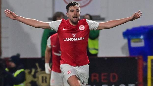Clinical Larne sink Cliftonville to go second