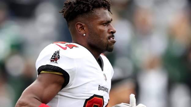Antonio Brown no longer with Tampa Bay Buccaneers after mid-game walk-off