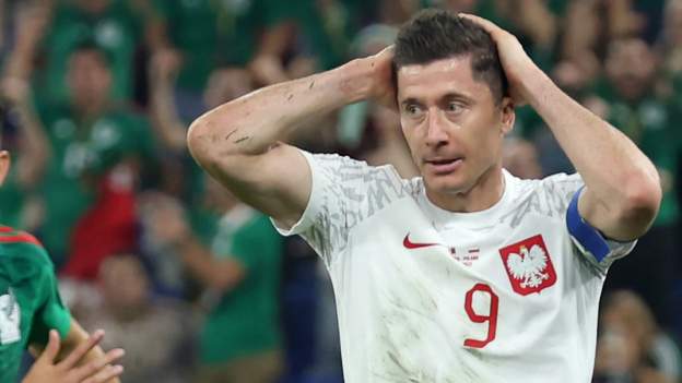 Mexico 0-0 Poland: Robert Lewandowski misses penalty in World Cup opener