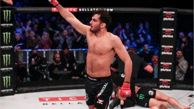 Stunning Mousasi stops Vanderford in one