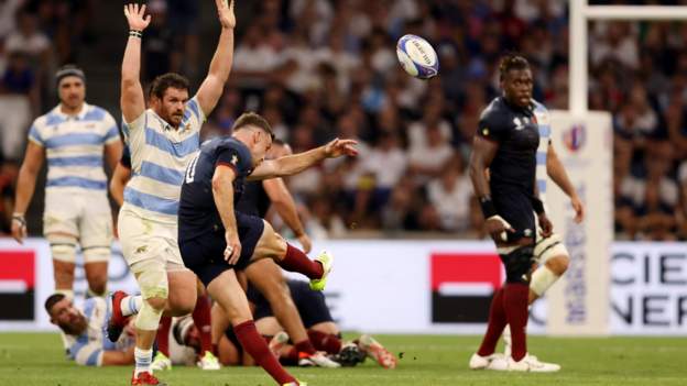 Ford steers 14-man England to win against Argentina