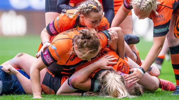 Women's Super League: Castleford Tigers avenge Leeds ...