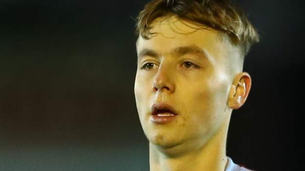 Dan Kemp: Stevenage sign West Ham midfielder on loan - BBC Sport