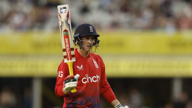 Dominant England thrash New Zealand in second T20