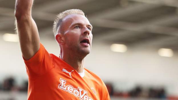 Blackpool 3-0 Stevenage: Jordan Rhodes scores as Tangerines win thumbnail
