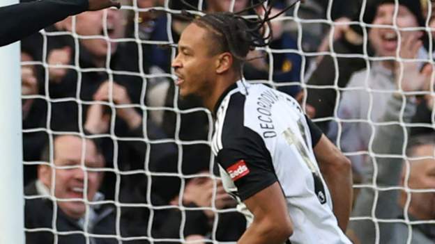 Fulham 2-1 Arsenal: Gunners beaten and miss chance to go top of Premier League