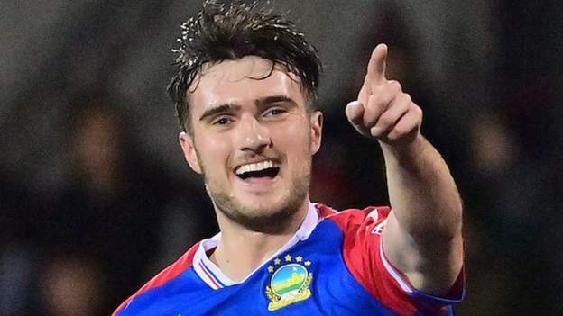 Linfield beat Crues to move four points clear at top