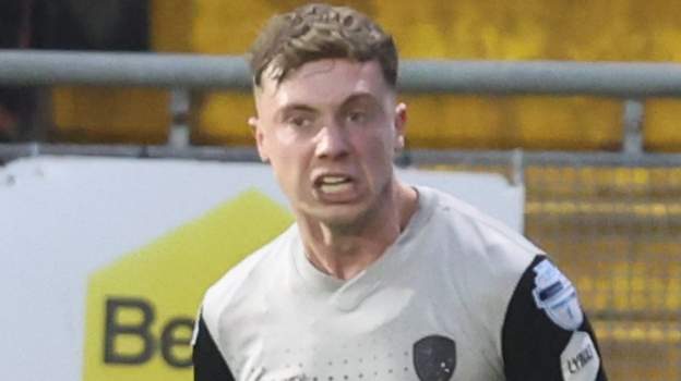 Shevlin stuns Cliftonville as Linfield close in
