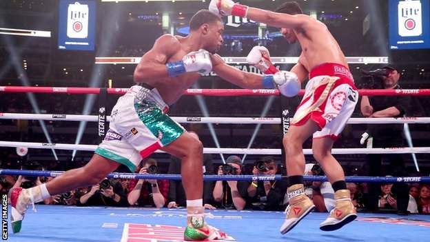 Errol Spence Jr (left)and Mikey Garcia