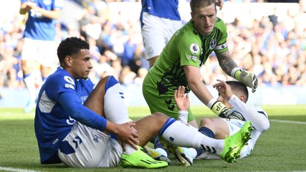 Ben Godfrey: Everton defender fractures leg in Chelsea defeat