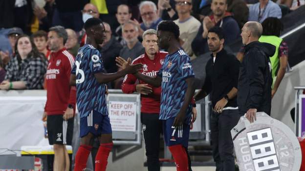 Bukayo Saka: Arsenal forward given standing ovation at Brentford on Premier Leag..