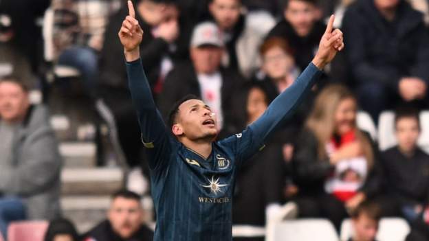 Ronald double sees Swansea win at Sunderland