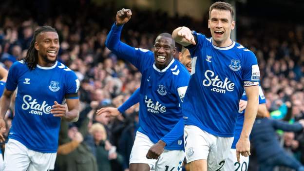 Everton beat Leeds to move out of relegation zone