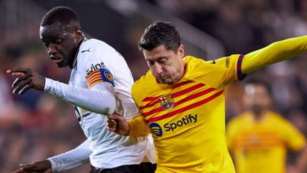 Valencia 1-1 Barcelona: Visitors held as winless run stretches to three games