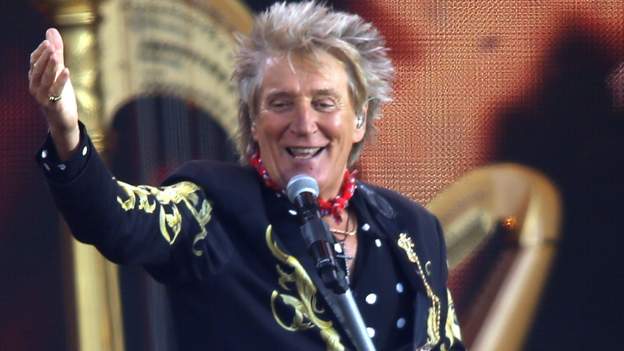 Rod Stewart: Music legend praises Ballymena United's Wrightbus gesture ...