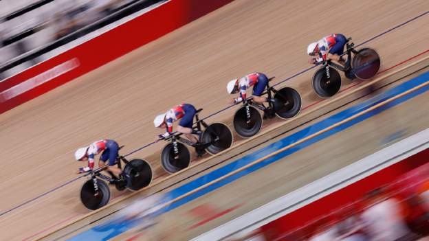 Tokyo Olympics: Great Britain women and men progress in team pursuit