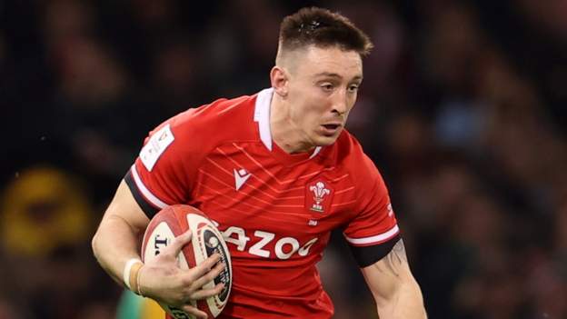 Adams expecting tough debrief after Ireland loss