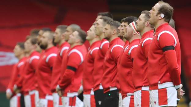 <div>Welsh players' body says members 'have had enough' over contracts delay</div>