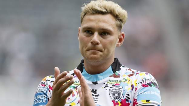 Leigh survive red card to beat winless Wakefield