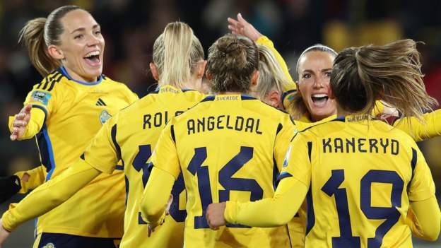 Sweden demolish Italy to reach last 16 of World Cup