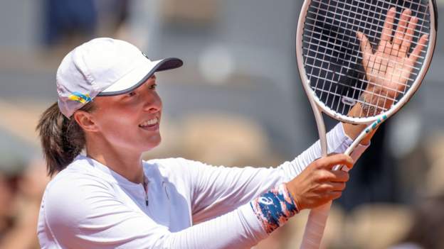 French Open: Iga Swiatek through to Roland Garros last 16