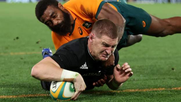 Australia 37-39 New Zealand: All Blacks snatch controversial last-gasp win