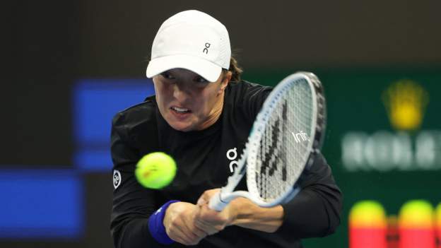 Swiatek overcomes Samsonova to win China Open