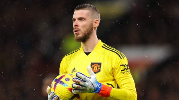 De Gea hopes to stay at Man Utd as talks continue