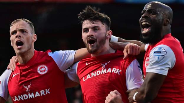 Larne close on title as Linfield draw with Crues