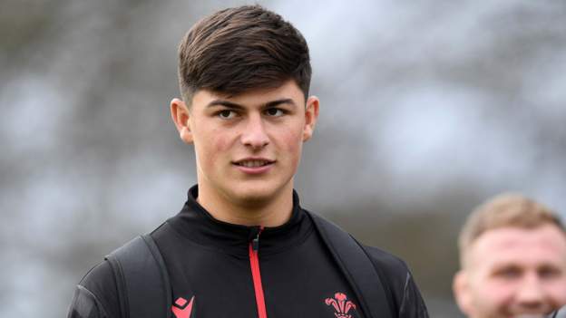 Six Nations 2022: Louis Rees-Zammit left out by Wales for England clash