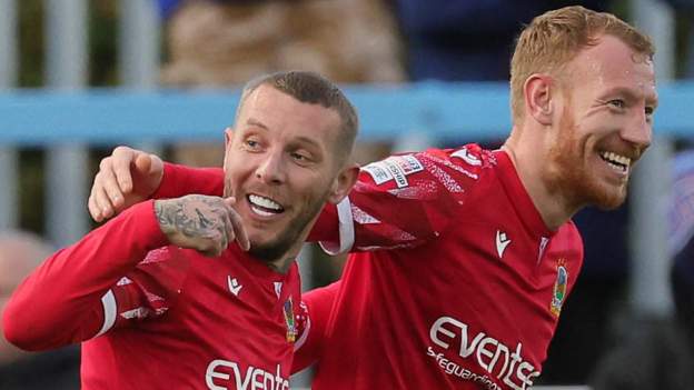 Linfield restore eight-point lead as Carrick beat 10-man Glentoran