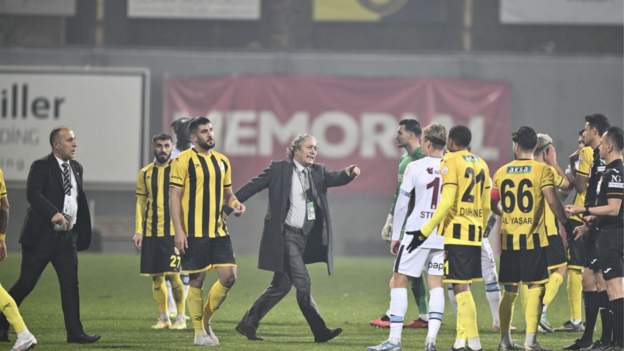 Türkiye'den protesto: Başkan, İstanbulspor-Trabzonspor maçında hakem kararı nedeniyle oyuncuları sahadan uzaklaştırdı