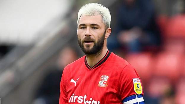 Charlie Austin & Jonny Williams: Striker to stay with Swindon as ...