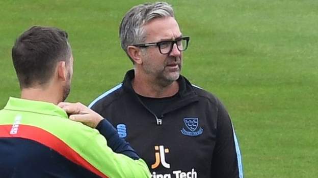 Ian Salisbury: el entrenador en jefe de Sussex deja el club después de dos años