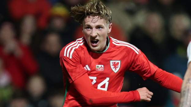 Savage stays with Wales squad after ‘dream’ debut-ZoomTech News