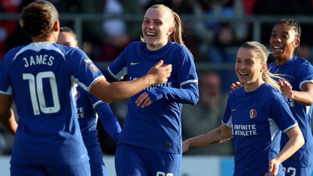 Chelsea win at West Ham to return to top of WSL