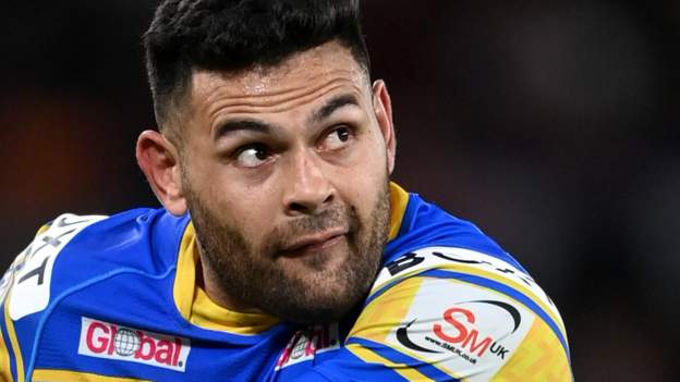 Leeds edge out Salford to boost play-off hopes