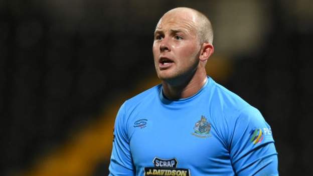 Keeper sent off for confronting urinating fan