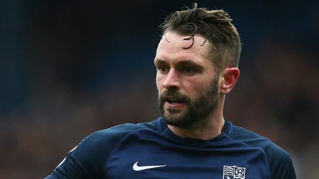 John White: Southend defender signs one-year contract extension - BBC Sport