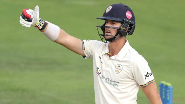 Du Plooy century carries Derbyshire into lead-ZoomTech News