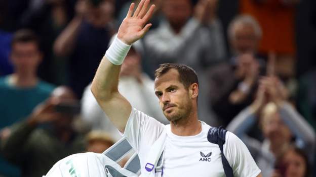 <div>Wimbledon: Britain's Andy Murray knocked out in second round by John Isner</div>