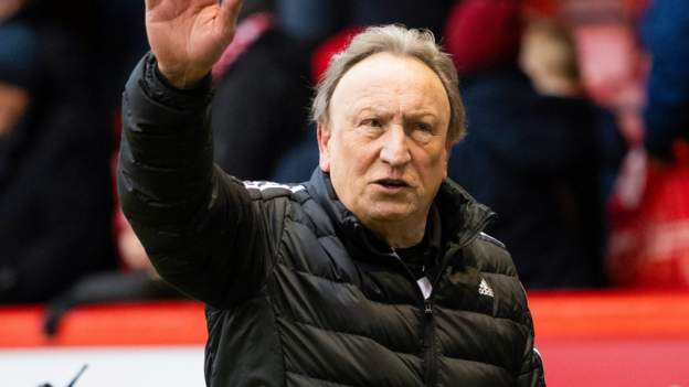 Warnock steps down as Aberdeen manager after win