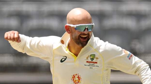 Australien gegen Westindische Inseln: Nathan Lyon holt sechs Pforten, während die Gastgeber den 164. Run-Sieg besiegeln