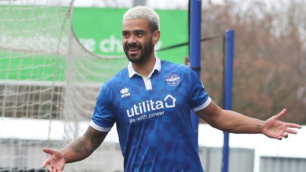 Eastleigh 2-1 Reading: Paul McCallum double sends National League side into  FA Cup third round - BBC Sport