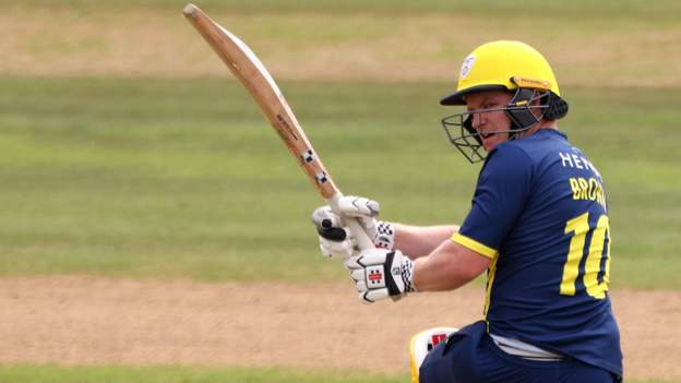 Ben Brown: Hampshire wicketkeeper signs new contract