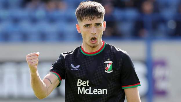 Glentoran grab dramatic last-gasp win in opener