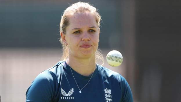 England seamer Davies swaps Stars for Vipers