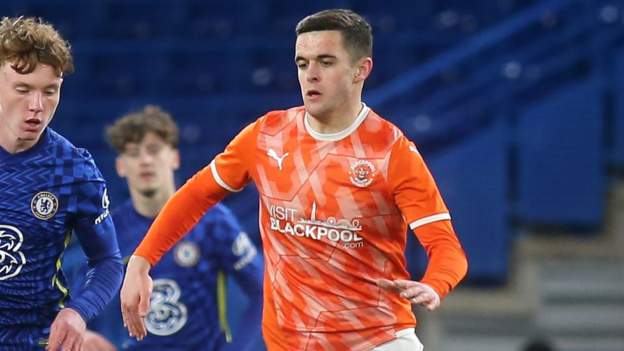 <div>Jake Daniels: Blackpool player says coming out is 'a massive relief'</div>